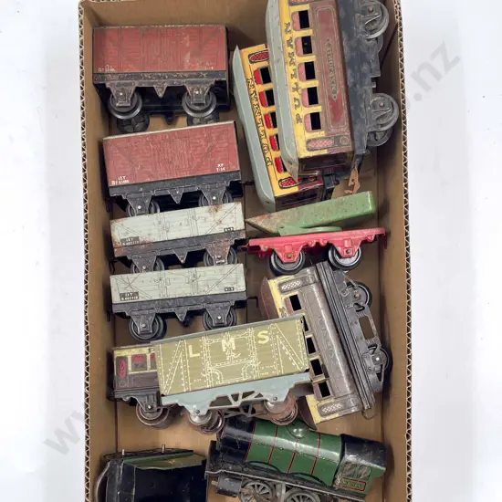 Hornby O Gauge Type 40 Loco and Tender 60985 BR with ten rolling stock wagons