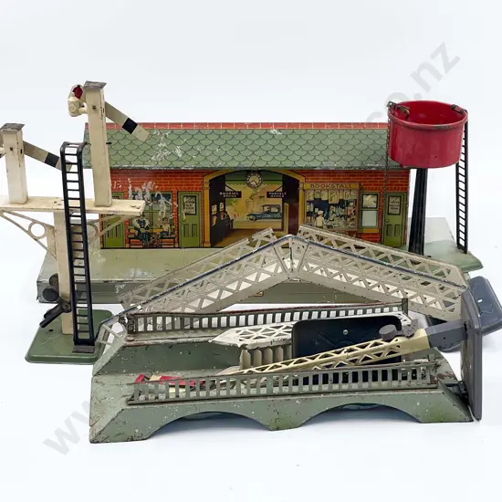 Hornby O Gauge No1 Station Foot Bridge two signals with water tower and girder bridge