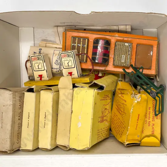 Hornby O Gauge Set Four Luggage with Trolley and qty connector plates lanterns