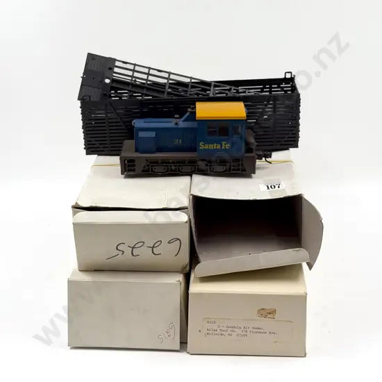 Atlas O Gauge WDT Switcher Santa Fe 21LZ O1181 with Four Partley Complete KIt Rolling Stock Wagons
