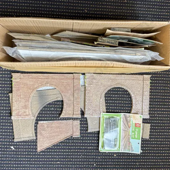 Qty Peco and Other O Gauge Tunnel Mouths and Walls with Fencing