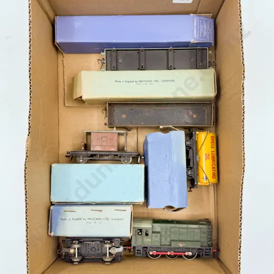 Hornby Dublo HO Gauge Unboxed D3302 Shunter 2-Rail with Five Rolling Stock Wagons