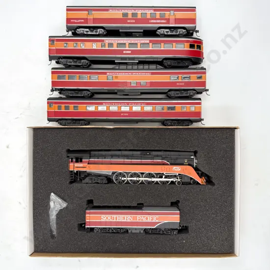 Bachmann HO Gauge Boxed Southern Pacific 4-8-4 (GS4 Daylight) Locomotive with unboxed four Southern Pacific Coaches