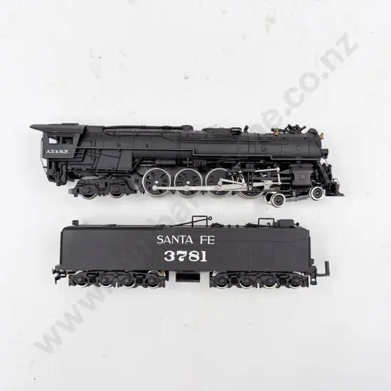Bachmann HO Gauge 4-8-4 Locomotive and Tender AT SF Santa Fe 3781