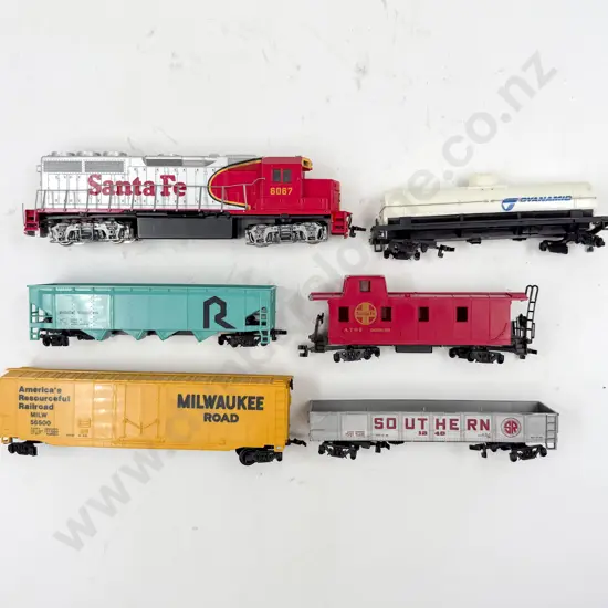 Bachmann HO Gauge Bo-Bo Diesel Locomotive 6067 Santa Fe with five rolling stock wagons