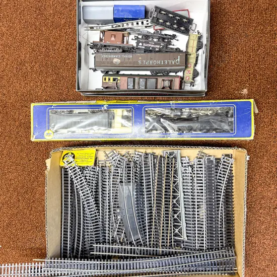 AHM Rivarossi HO Gauge 4-8-8-2 Cab Forward Locomotive and Tender