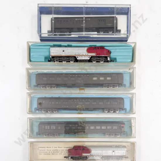 Atlas N Gauge Ref 2121 FM C AT&SF Locomotive with Dummy and Four Passenger Coaches