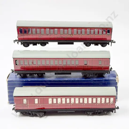 Hornby Dublo Two Boxed D14 Suburban BR Coaches and Unboxed