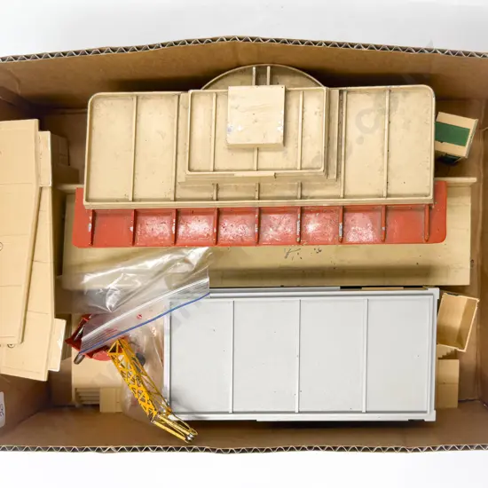 Hornby Dublo D1 Diecast Station with ramps and 5020 Plastic Goods Depot