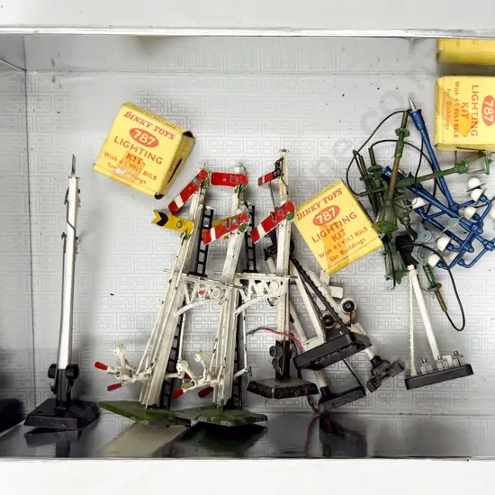 Hornby Dublo Crescent Lineside Signals with Station Lighting