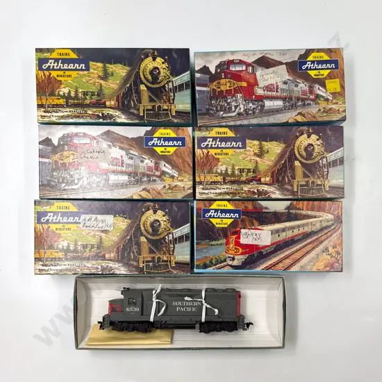 Athearn Boxed Bo-Bo Diesel Southern Pacific Loco with Eight Completed Rolling Stock Wagons