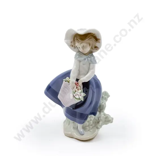 Lladro Figure "Pretty Pickings"