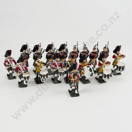 Unboxed Handpainted Gordon Highlanders Pipe Band 17pces