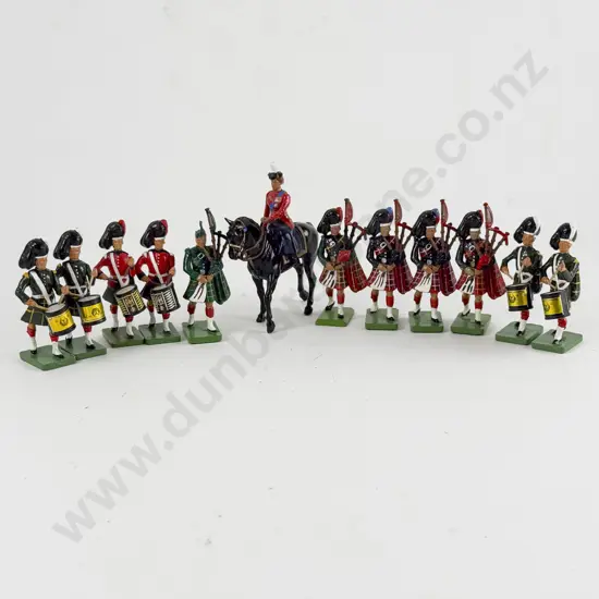 Unboxed Britains Mixed Highland Regiment Pipe and Drum Band 11pces with Mounted QEII