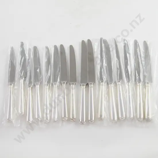 Set Of 8 Modern S/S Handled Table Knives & 8 Matching Butter/Dessert Knives