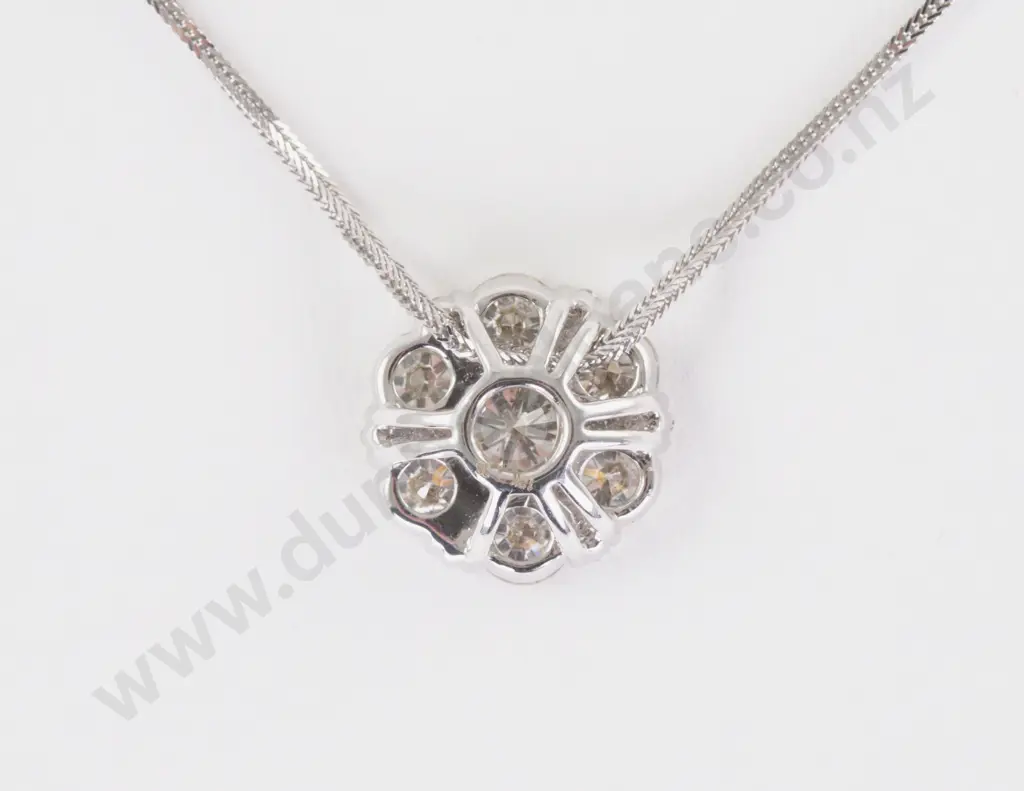 18ct White Gold 13Stone Diamond Cluster Pendant Image 1++