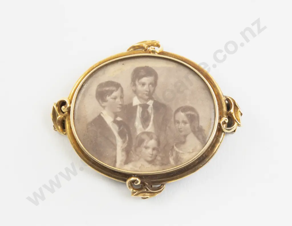 Victorian 15ct Oval Photo Locket Brooch Image 1++