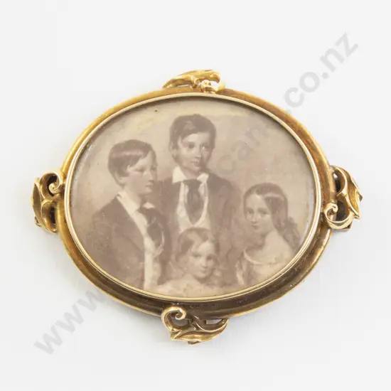 Victorian 15ct Oval Photo Locket Brooch