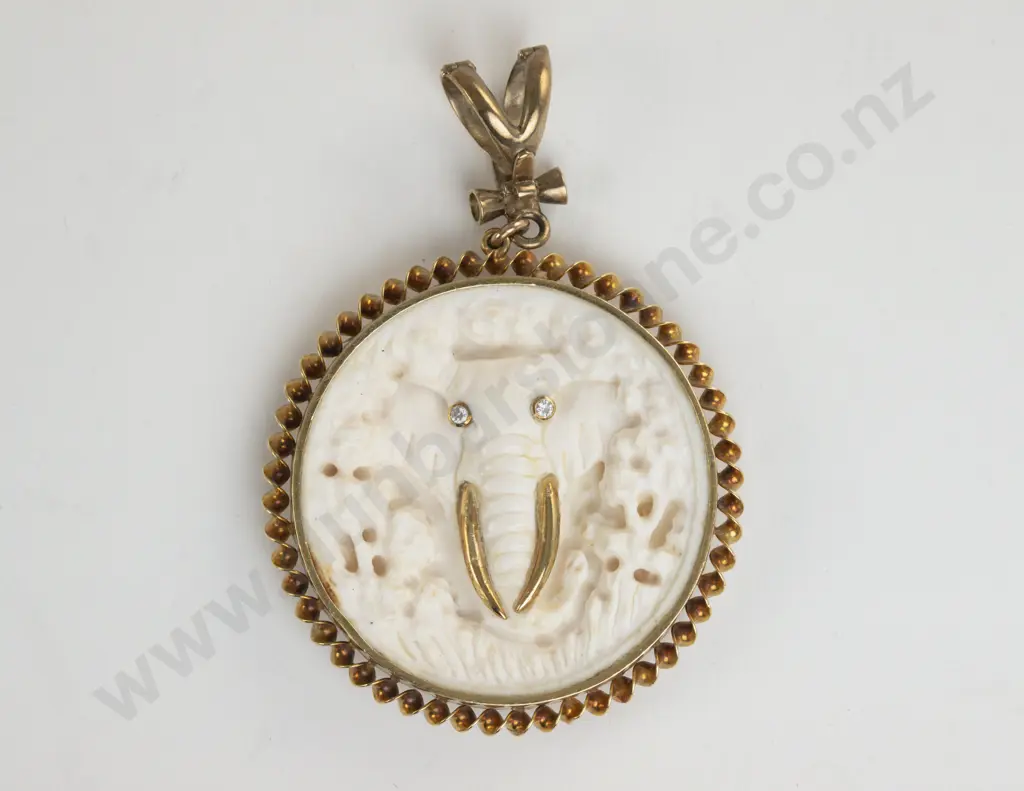 Vintage 18ct Framed Carved Ivory Pendant Image 1++