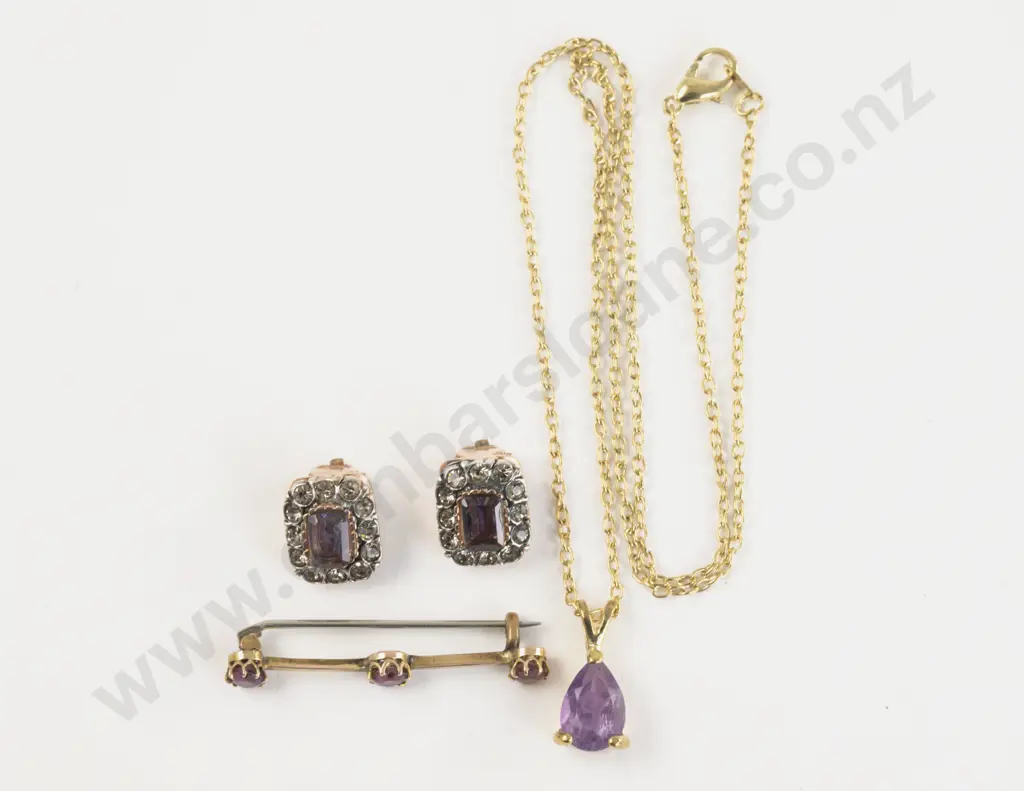 Edwardian 9ct Three Stone Garnet Bar Brooch Image 1++