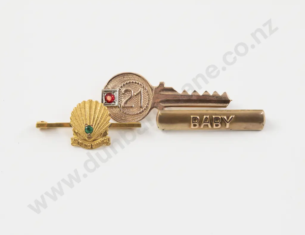 Three 9ct Bar Brooches Image 1++