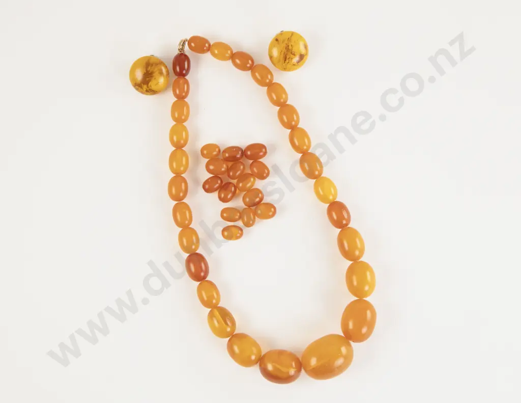 Single Strand Graduated Amber Necklace and Clip On Earrings Image 1++