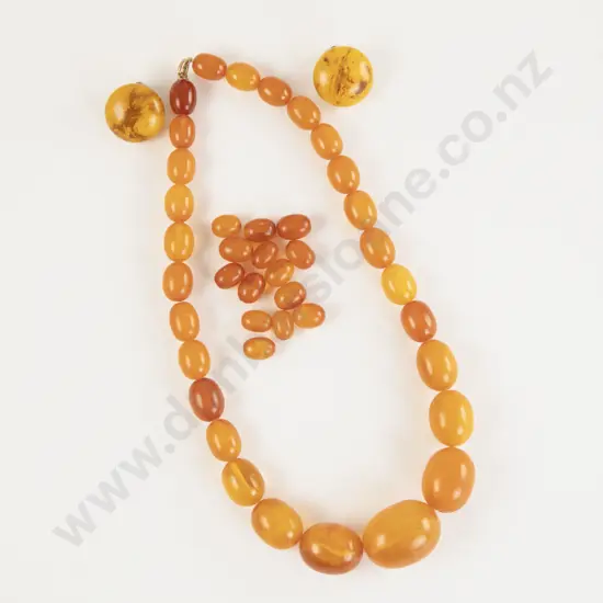 Single Strand Graduated Amber Necklace and Clip On Earrings