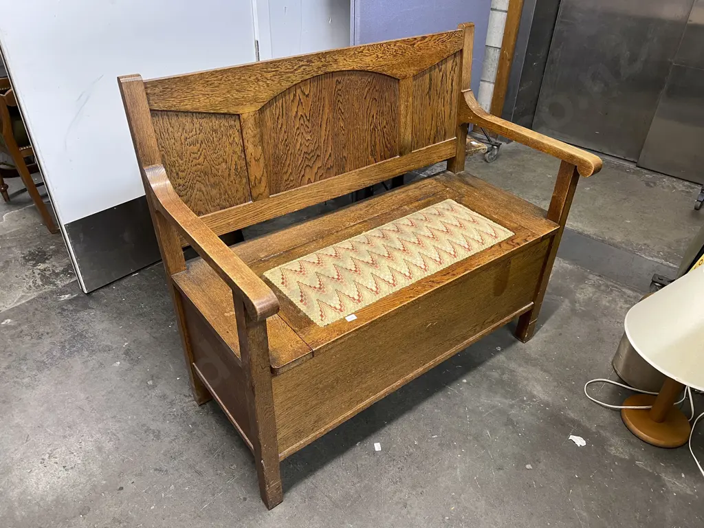 Oak Settle with Seated Compartment Image 1++