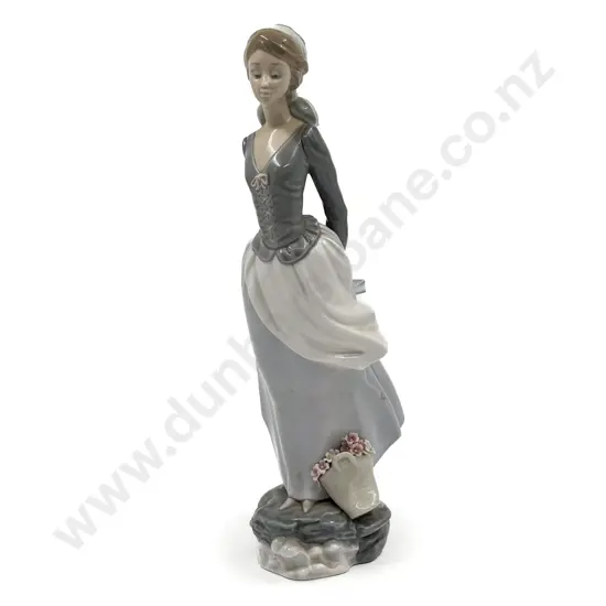 Lladro Figure "Sea Breeze Wind Blown Girl"