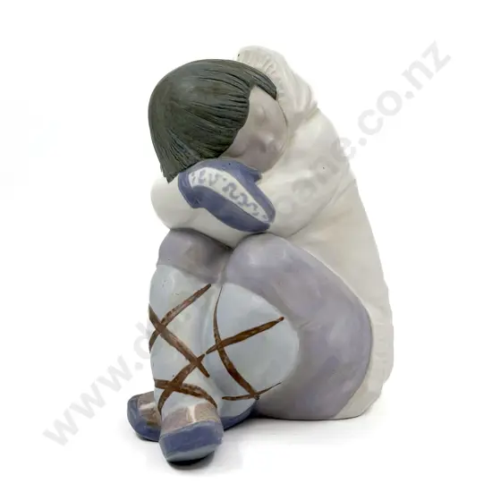 Lladro Stoneware Figure "Eskimo Slumber"