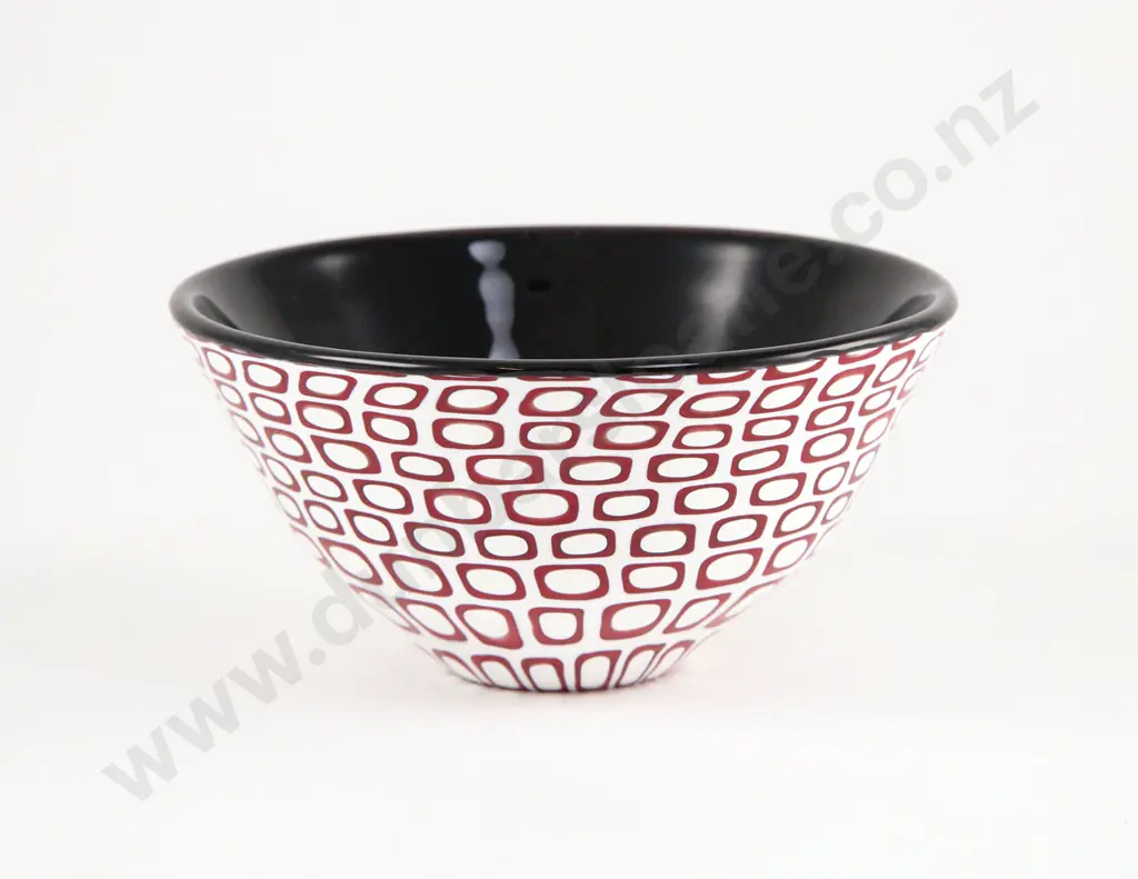 Small Lindsay Patterson Glass Bowl Image 1++