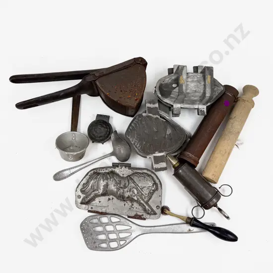 Qty of Assorted Vintage Kitchenalia