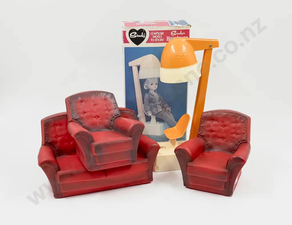 C1976 Sindy Living Room Red Settee and Two Matching Armchairs Image 1++