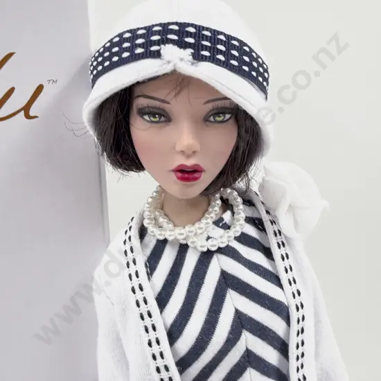 Tonner Emma Jean McGowen Deja Vu Collection 'Thoroughly Modern' Doll 41cm