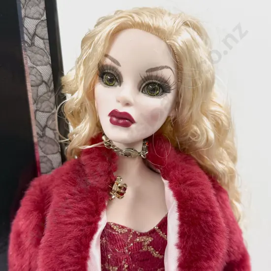 C2015 Tonner Wilde Imagination Evangeline Ghastly Parnilla Loves Hats Doll 46cm Boxed