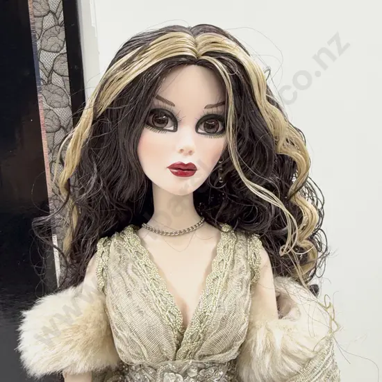 C2015 Tonner Wilde Imagination Evangeline Ghastly Shadow Figure Doll 46cm Boxed