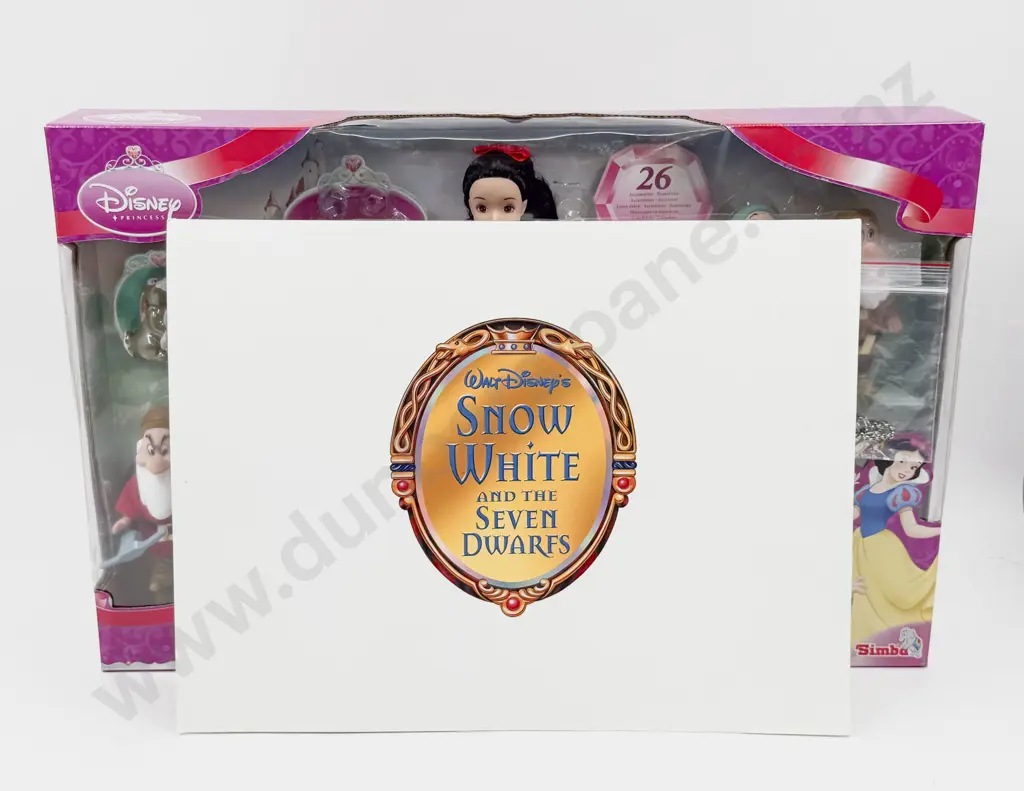 C2012 Mint Boxed Simba Toys Disney Snow White and the Seven Dwarfs with metal bracelet & folio Image 1++