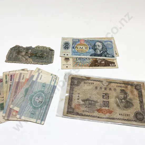 Quantity of Assorted World Bank Notes