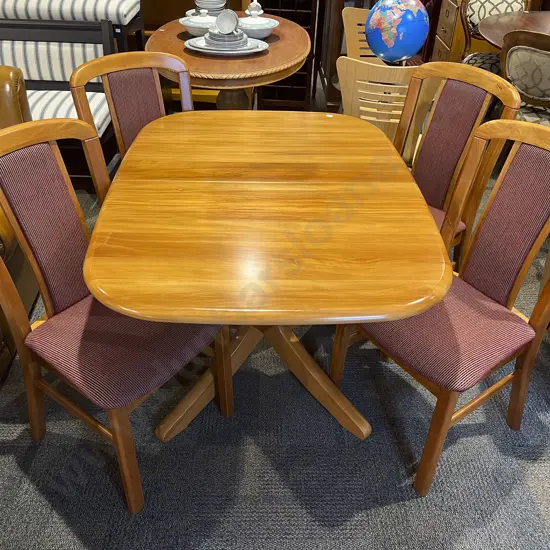 Rimu Extension Dining Table and Four Chairs