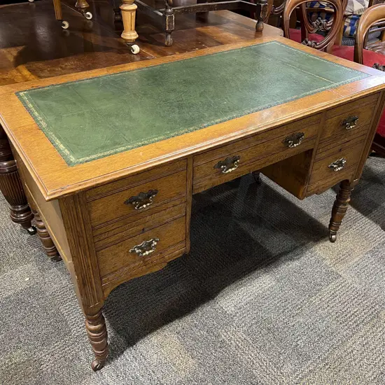 Late Vict Oak Kneehole Desk