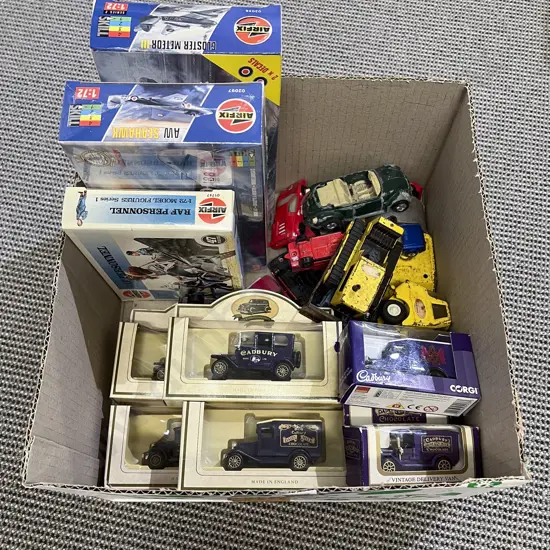 Quantity of Assorted Boxed & Loose Diecast Vehicles together with Two Kitsets