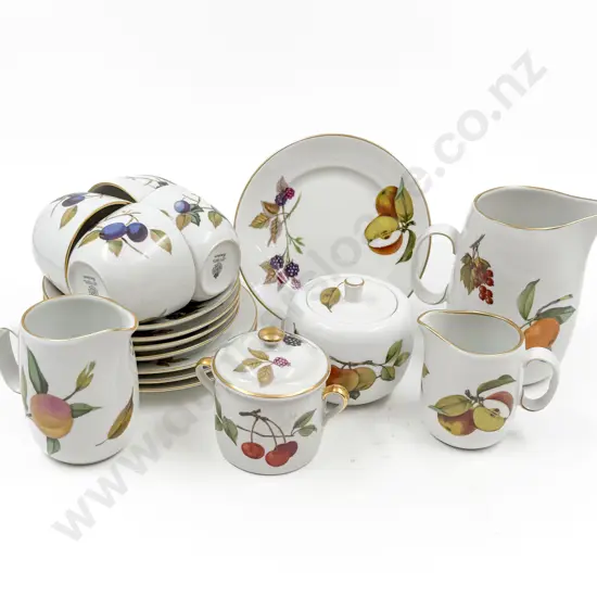 Quantity of Assorted Royal Worcester "Evesham" Tea Ware
