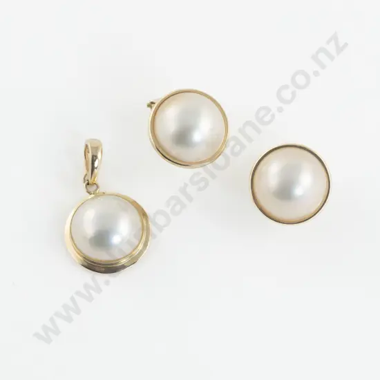 Pair 14ct Single Mabe Pearl Earrings