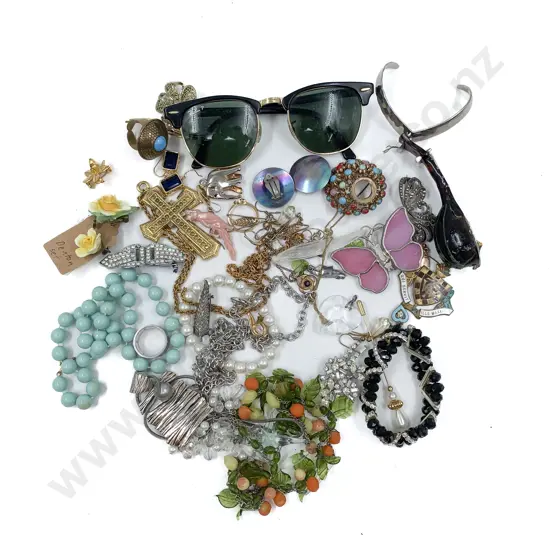 Quantity of Assorted Costume Jewellery etc *NOTE PHOTO CHANGE