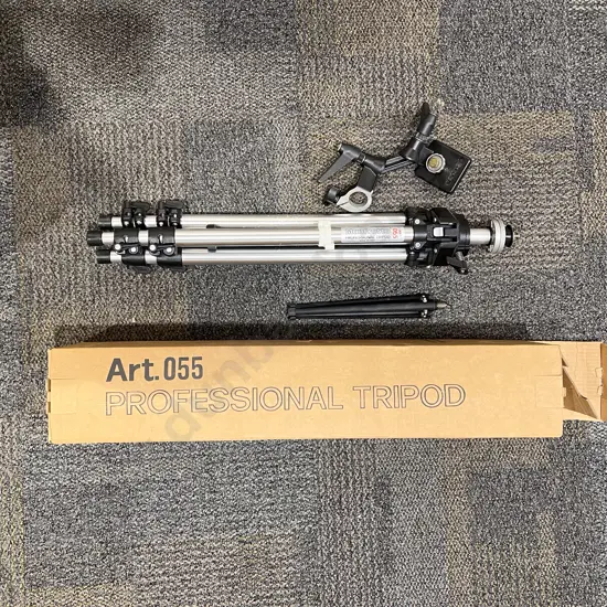 Art.055 Italian Tripod with Box