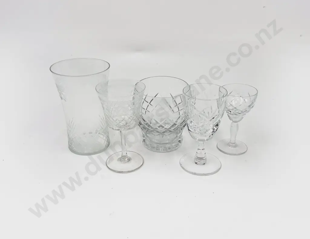 Small Quantity of Assorted Crystal & Glass Ware Image 1++