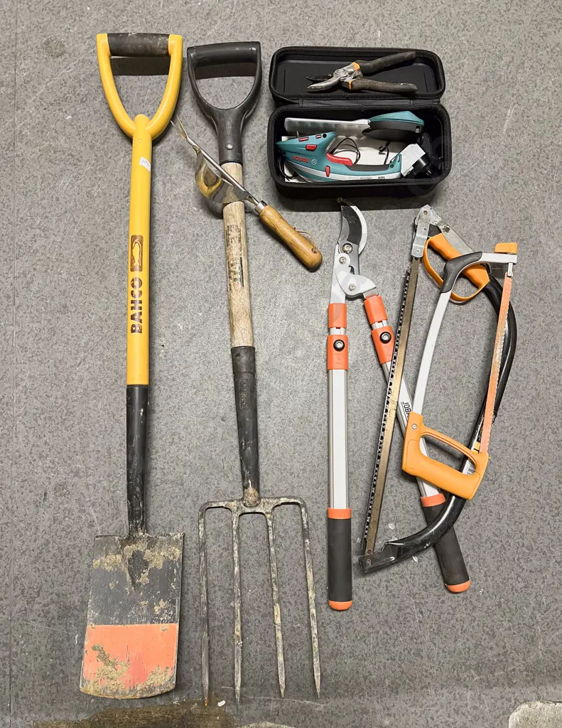 Quantity of Assorted Garden Tools etc Image 1++
