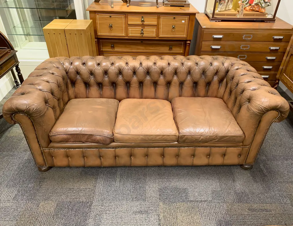 Three Piece Leather Chesterfield Lounge Suite Image 1++