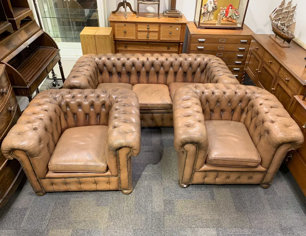 Three Piece Leather Chesterfield Lounge Suite Image 1++