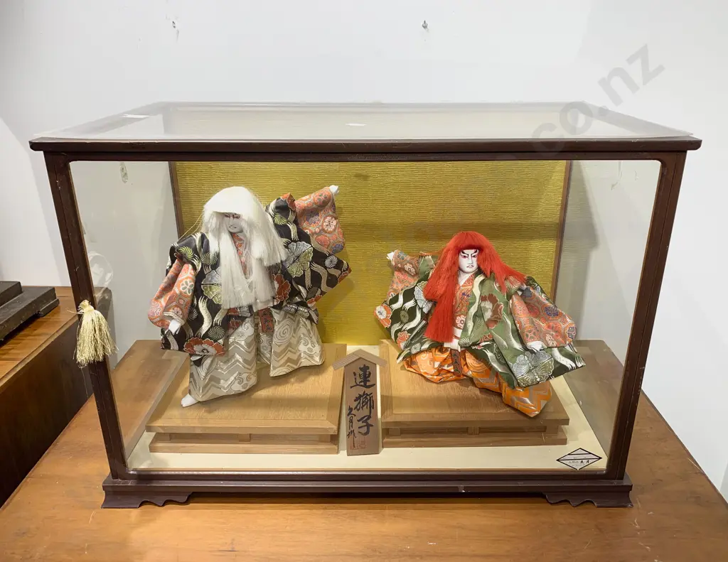 Japanese Kabuki Dancer Dolls in Display Case Image 1++